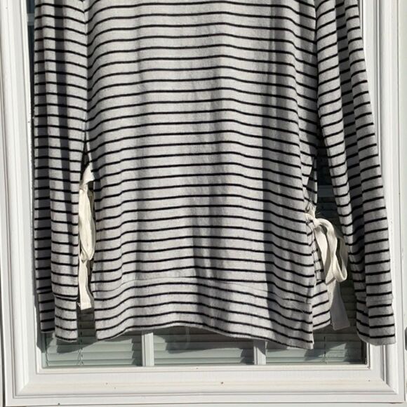 Take 50% OFF- Poofw Black&White Women’s Sweater, Size-L - Picture 6 of 7